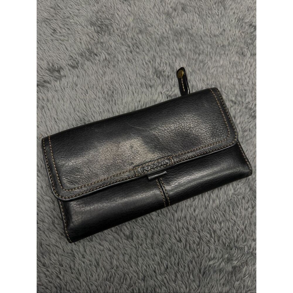 Fossil black leather wallet in good shape!
